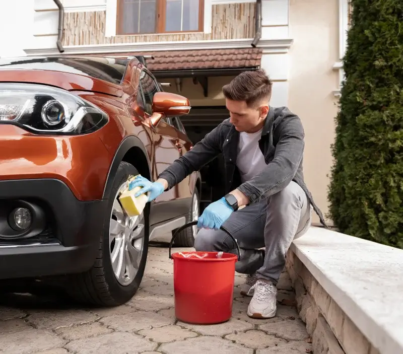 Lavage auto à domicile Villecomtal : professionnel intervenant sur un véhicule